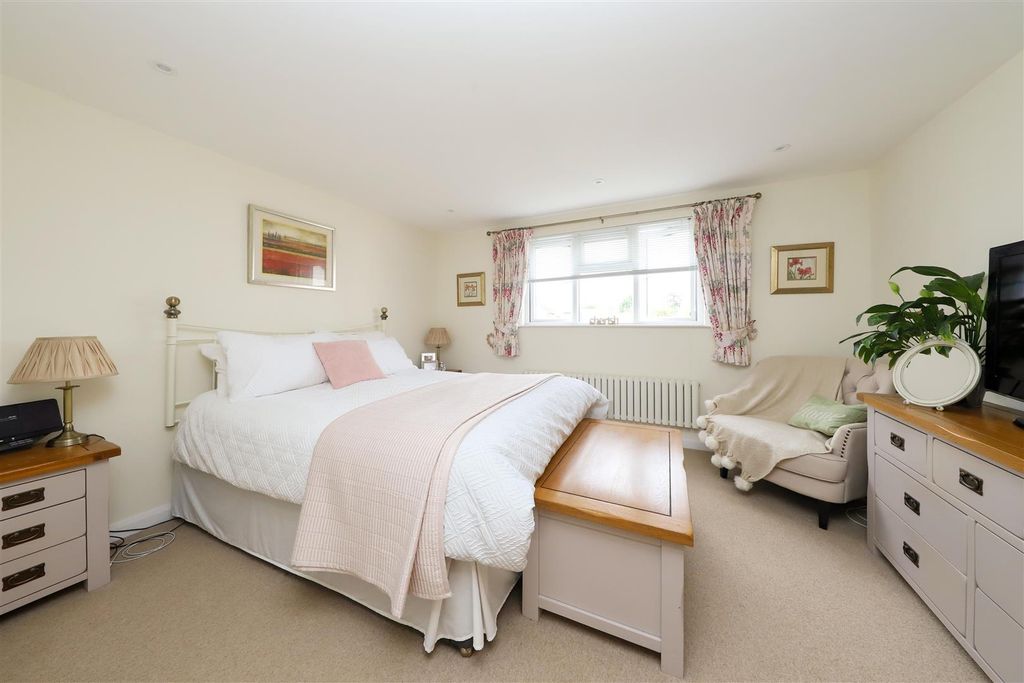 Property photo 2 of 17 Bedroom