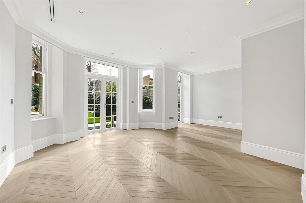 Property photo 3 of 24 Lounge