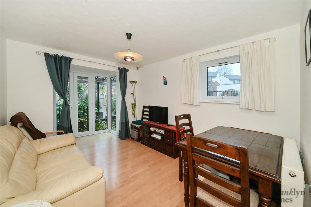 Property photo 2 of 11 Barnfield-Place (1).Jpg