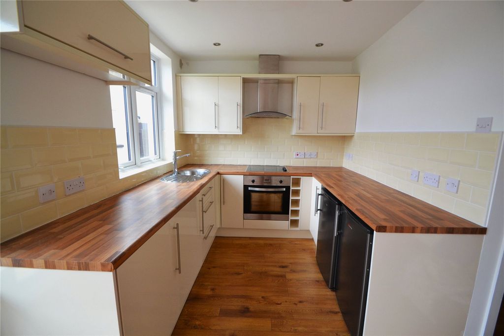 Property photo 3 of 11 Kitchen
