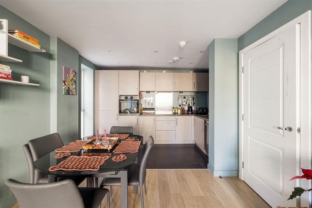 Property photo 2 of 18 Dalston Lane, E8