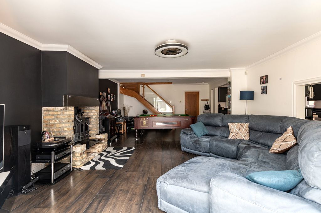 Property photo 2 of 35