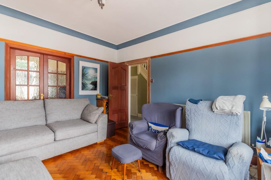 Property photo 3 of 16 Lounge