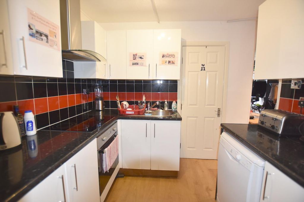 Property photo 3 of 10 Kitchen.Jpg