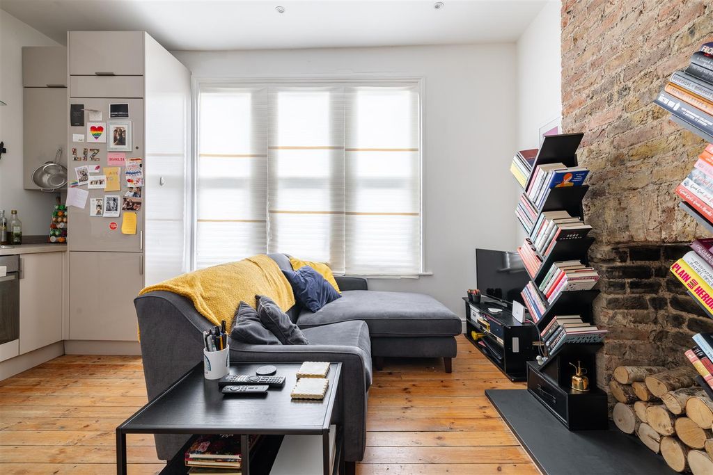 Property photo 3 of 9 Romford E12