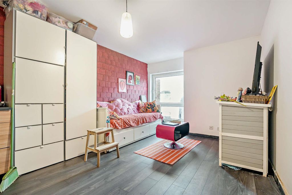 Property photo 2 of 5 8674817-Interior08-800.Jpg