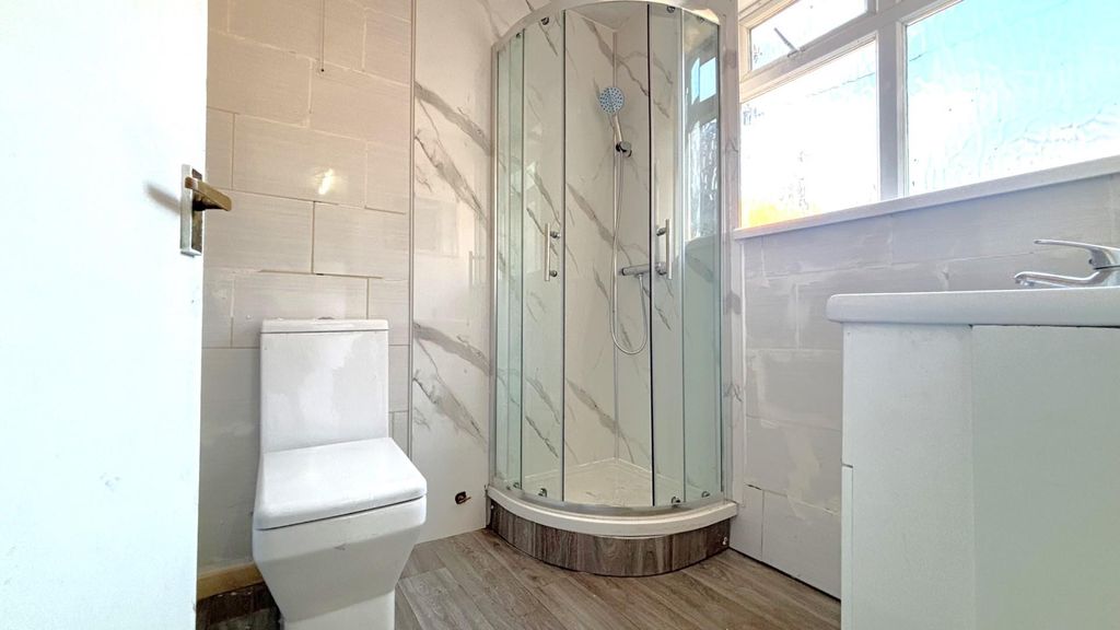 Property photo 3 of 7 Dartmouth Street Bathroom 1.Jpeg