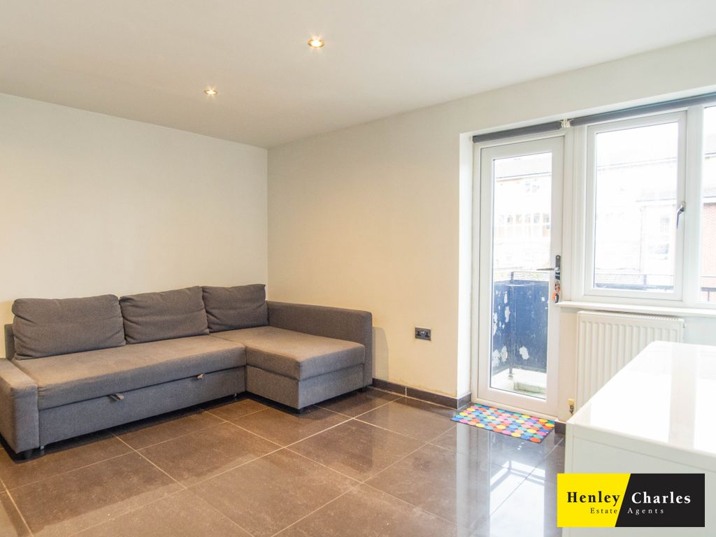 Property photo 3 of 6 Pb018002