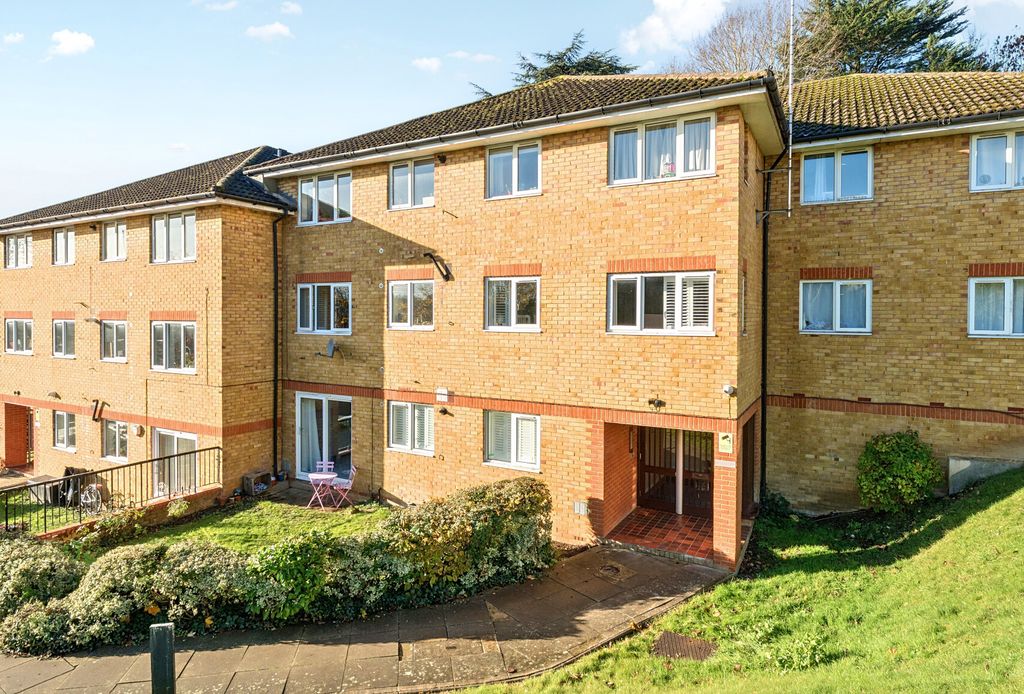 Property photo 1 of 9 1387048-18-693023...