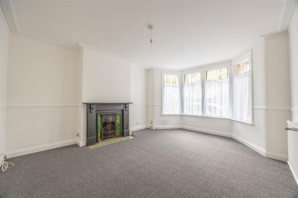 Property photo 2 of 10 Lounge