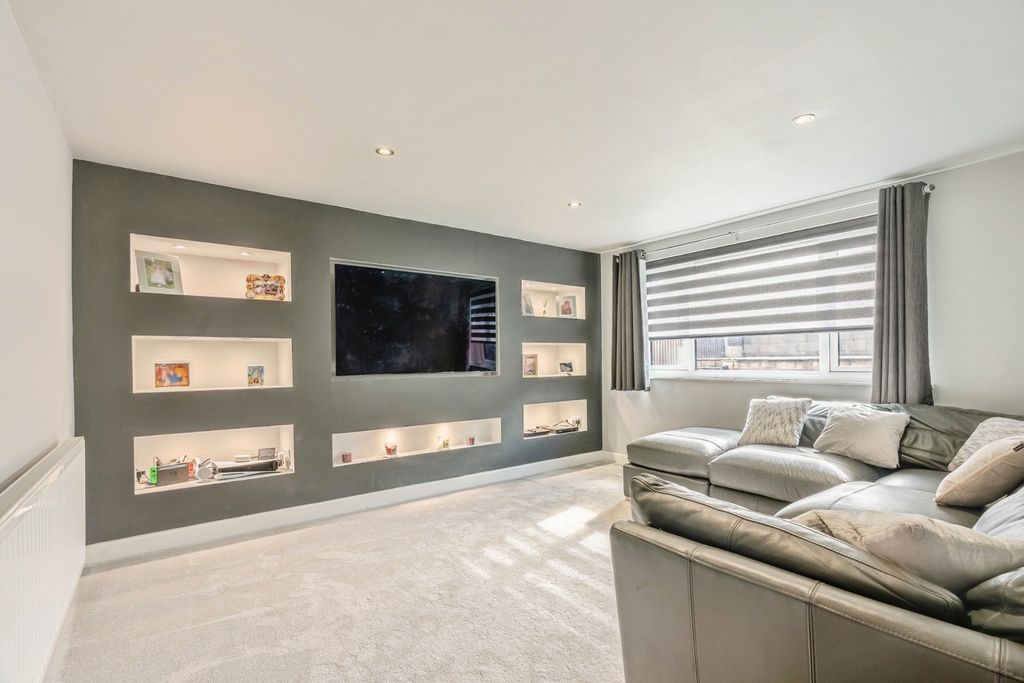 Property photo 2 of 17 Photo