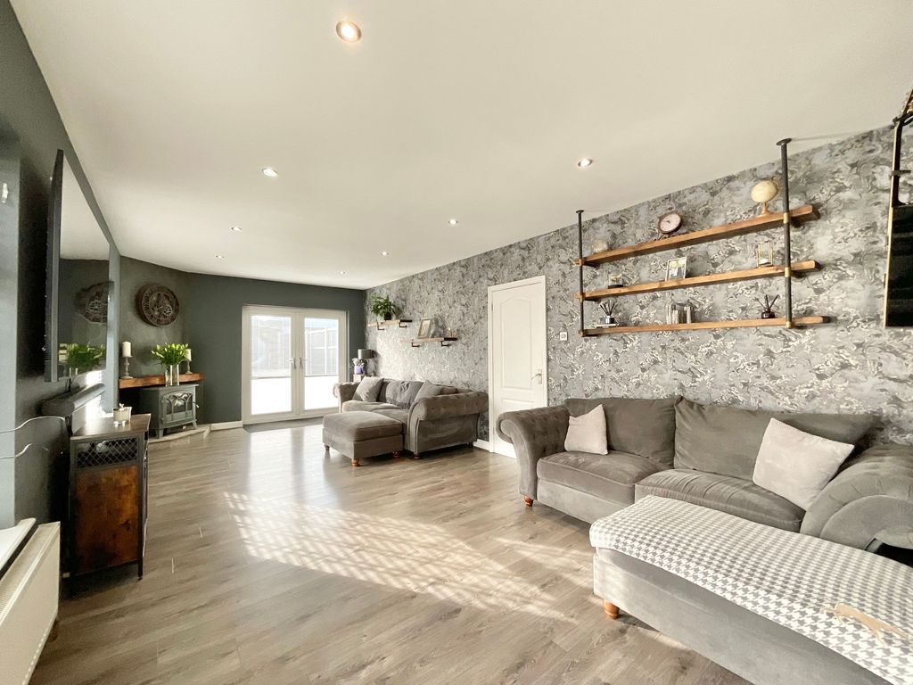 Property photo 2 of 27