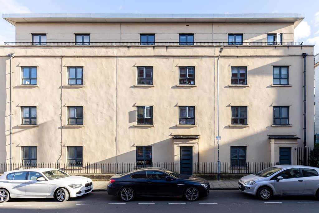 Property photo 2 of 17 37 St Clements Court-18.Jpg