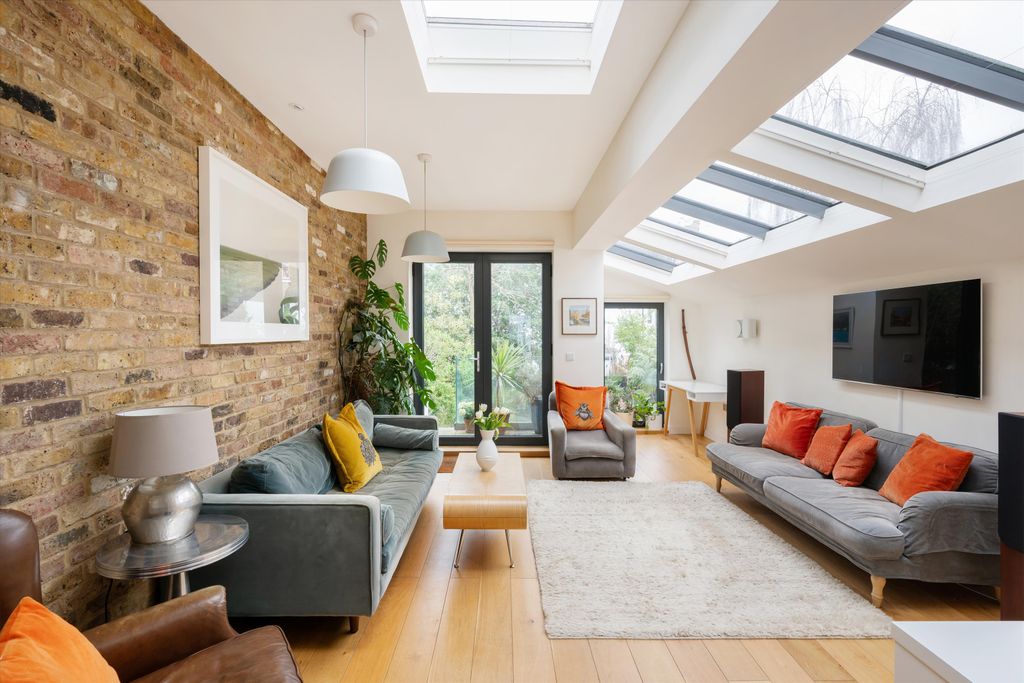 Property photo 2 of 18 Image