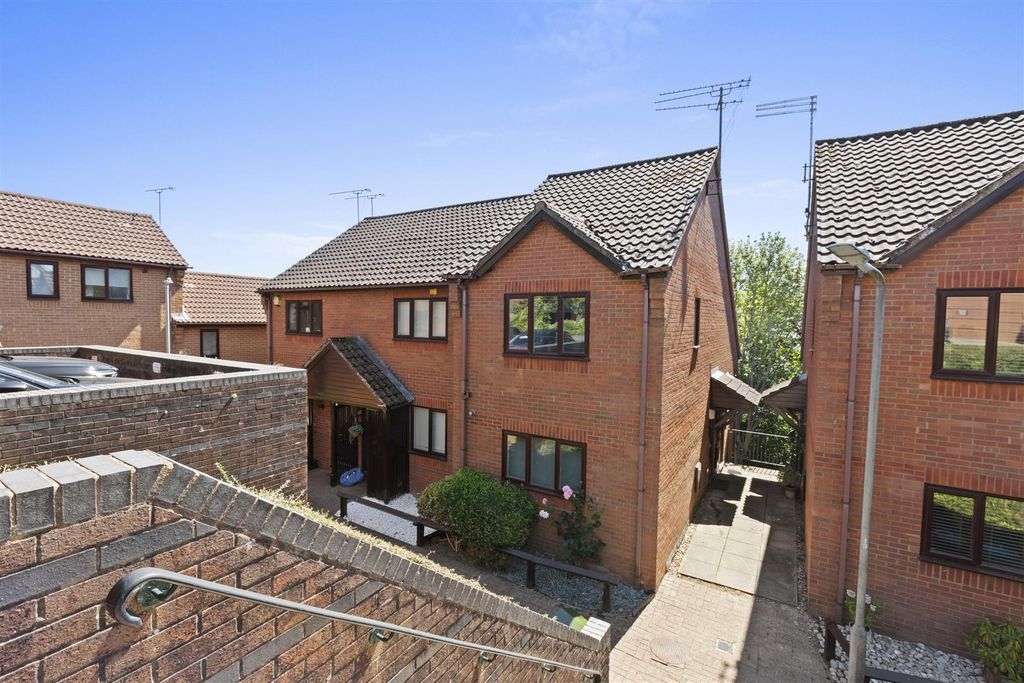 Property photo 1 of 13 Wyatt Close-14.Jpg