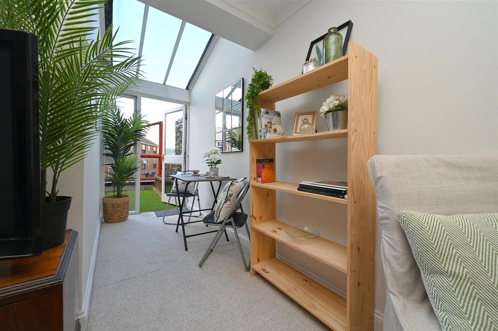 Property photo 3 of 14 Sitting Area.Jpg