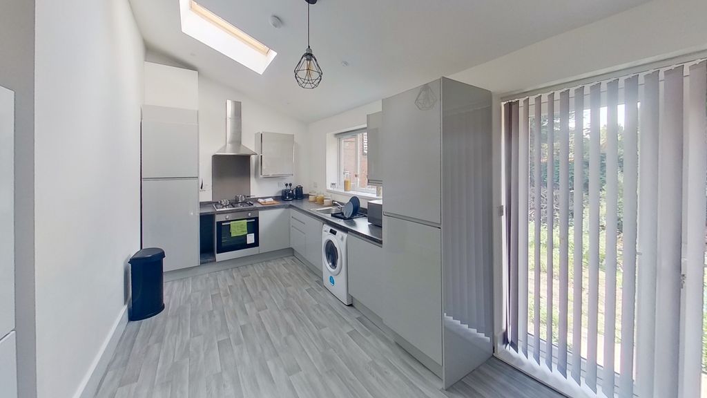 Property photo 1 of 10 Kitchen