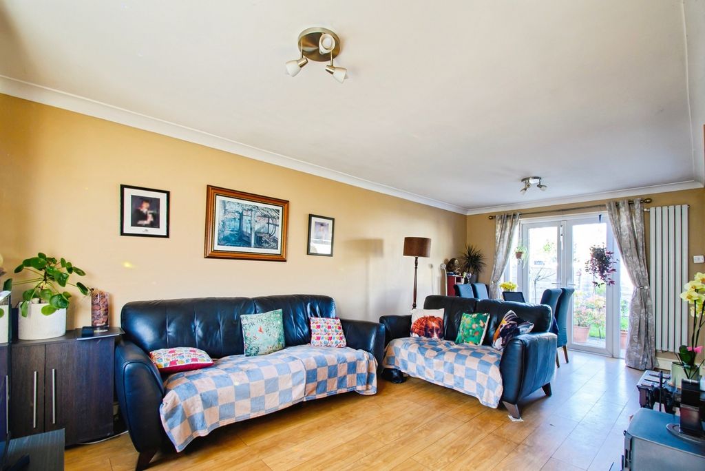 Property photo 3 of 19 Lounge