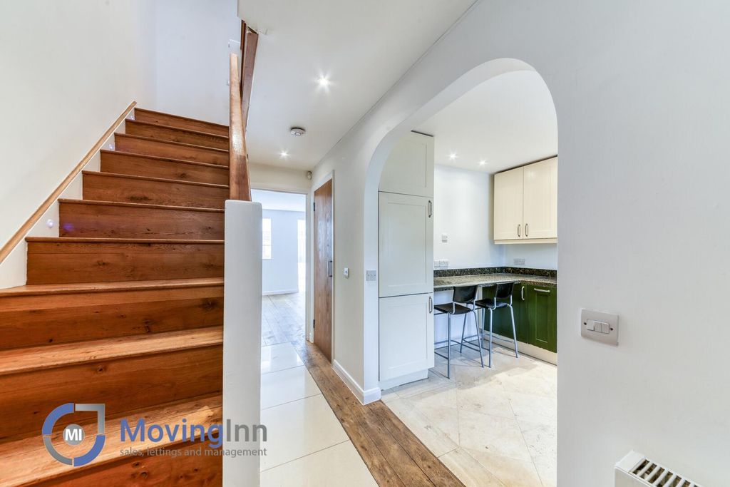 Property photo 2 of 19 Hallway