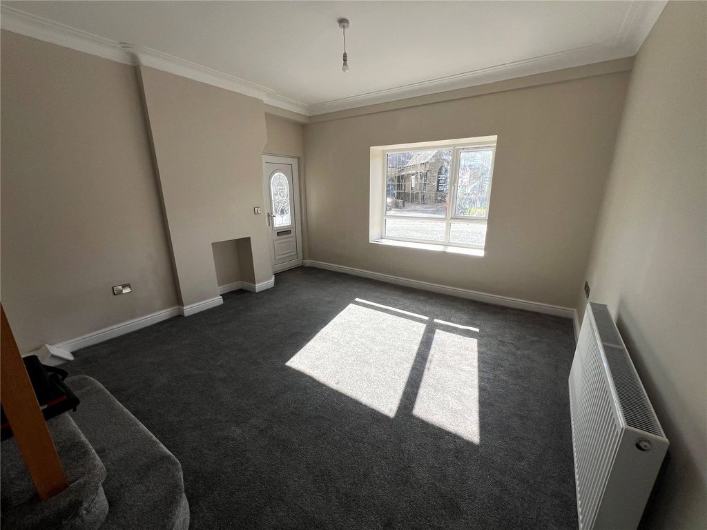 Property photo 3 of 12 Lounge