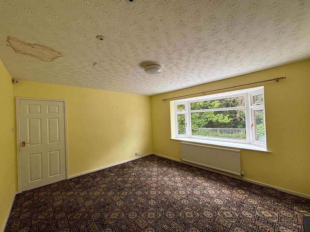 Property photo 3 of 17 Living Room