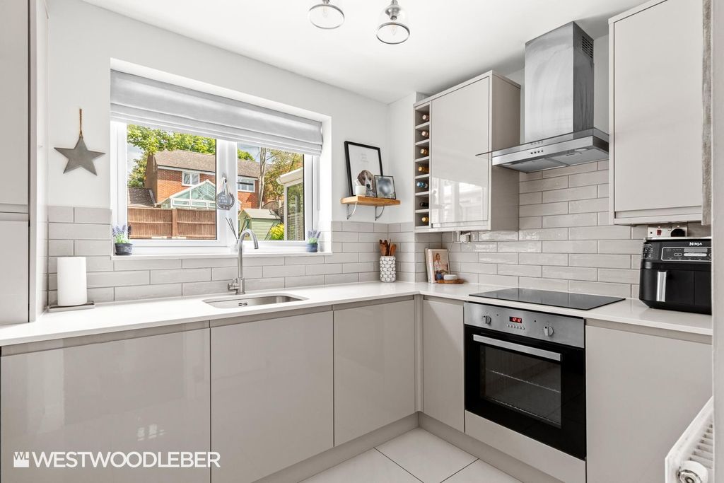 Property photo 3 of 31 Heathgate_14.Jpg