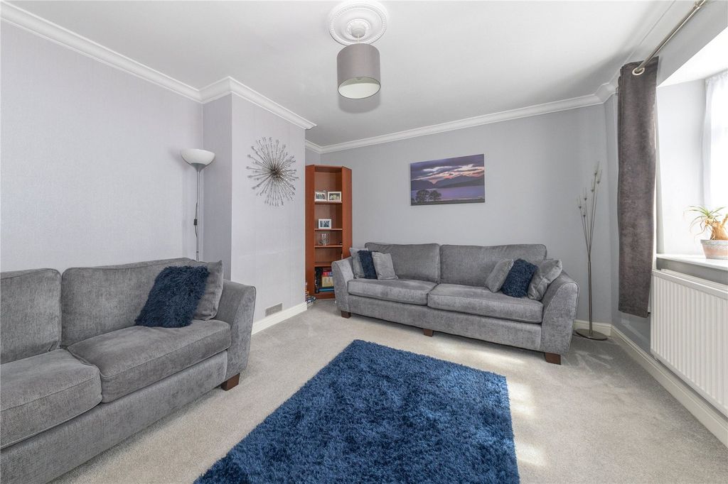 Property photo 2 of 18 Lounge