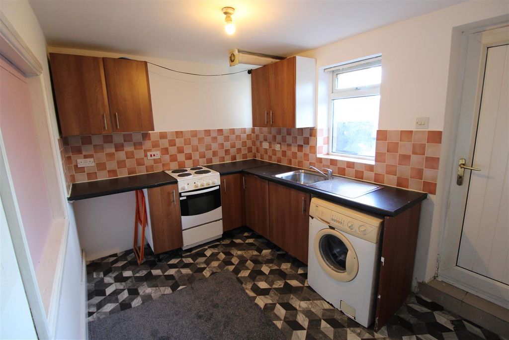 Property photo 3 of 7 Kitchen