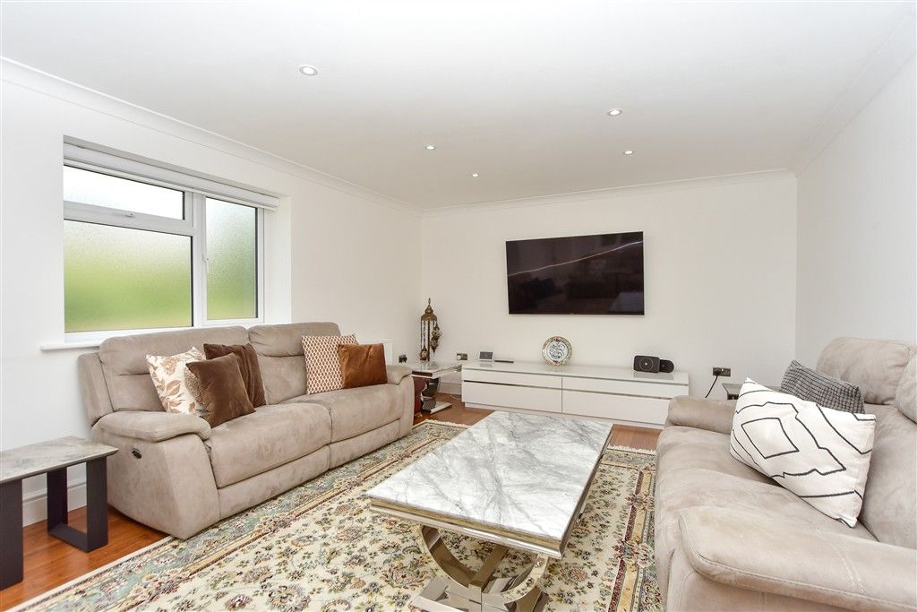 Property photo 1 of 20 Lounge