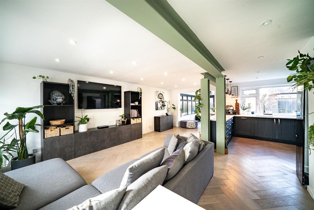 Property photo 3 of 20 Lounge/Kitchen