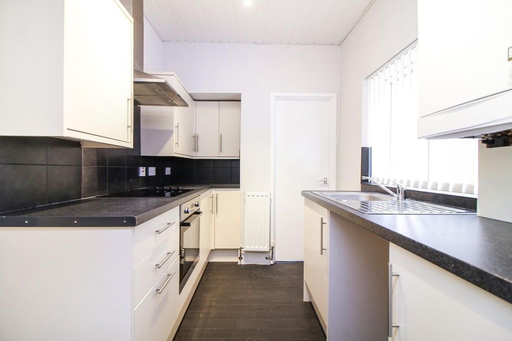 Property photo 3 of 8 Kitchen