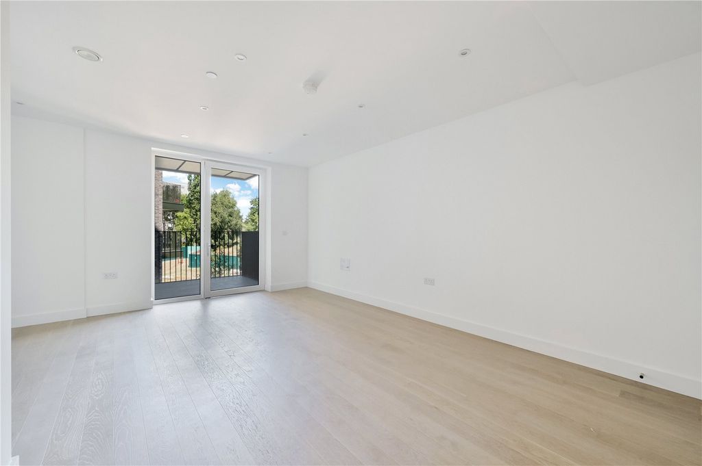 Property photo 3 of 15 Wayfare House South
