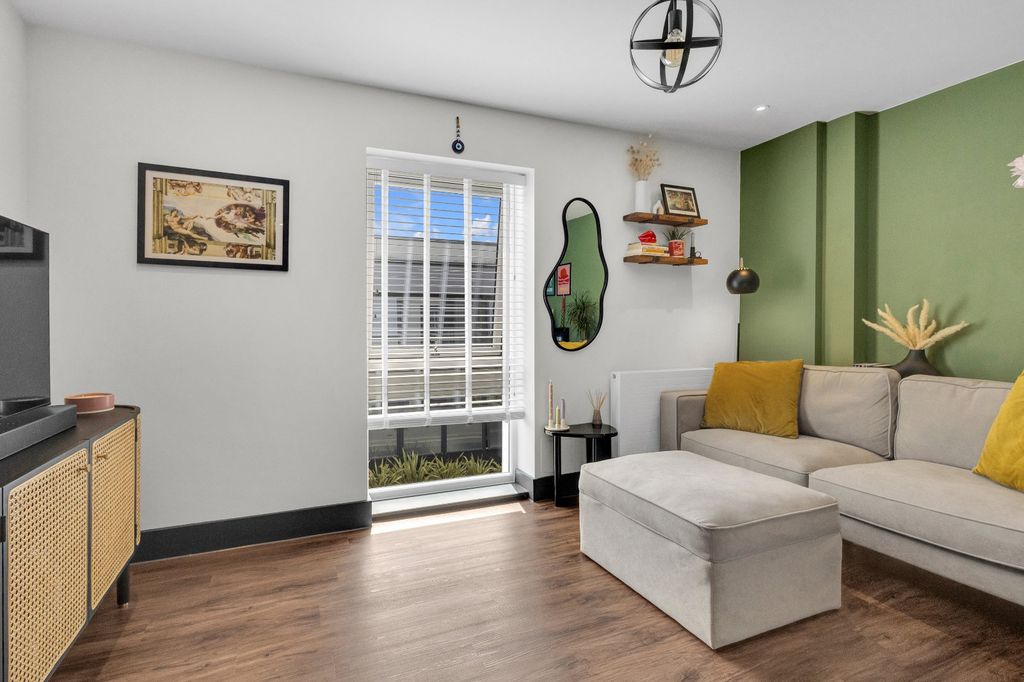 Property photo 3 of 18 Living Room