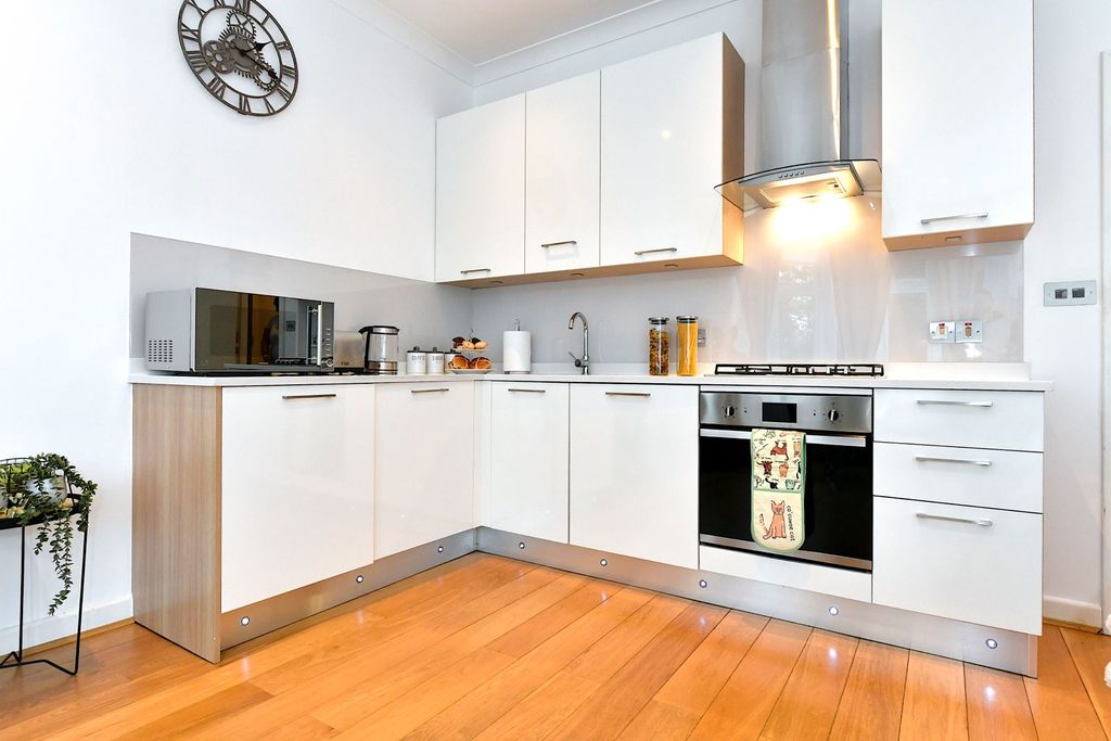 Property photo 1 of 25 2 Bed Flat To Rent Holders Hill Road, London Nw4