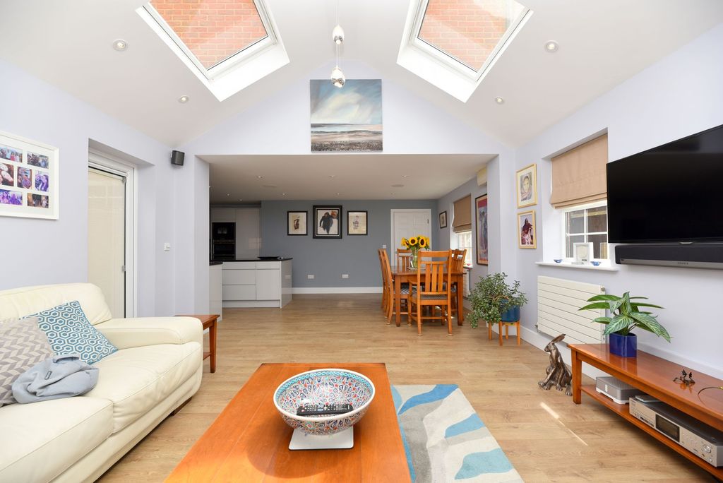 Property photo 2 of 40