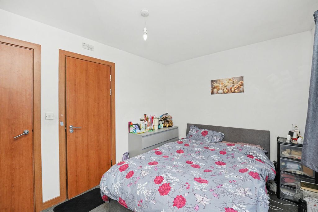 Property photo 3 of 18 Bedroom