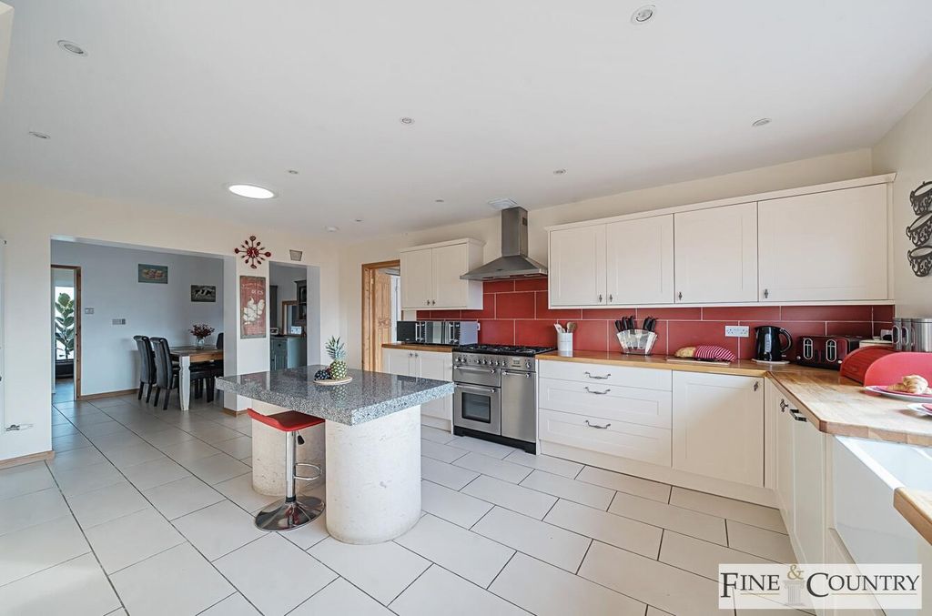 Property photo 3 of 62 1B22F6A6-c716-4Df7-83Dd-445Ff74ce32d.Jpg