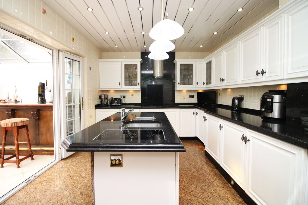 Property photo 2 of 25