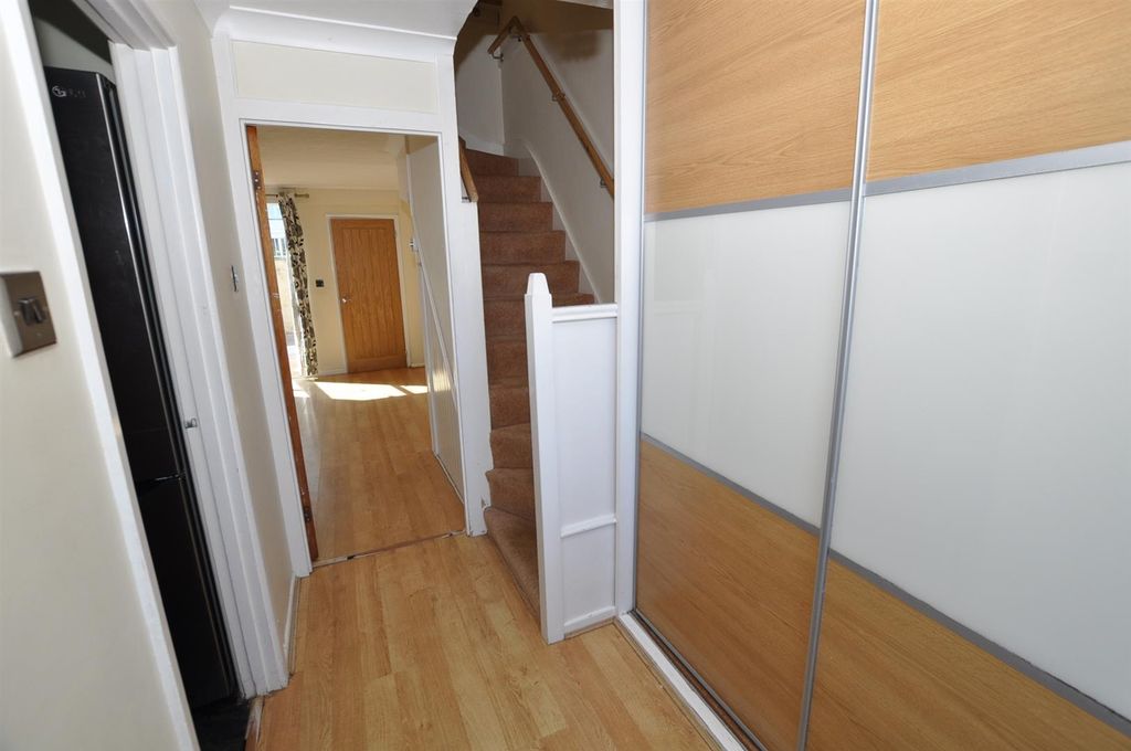 Property photo 3 of 14 Entrance Hallway