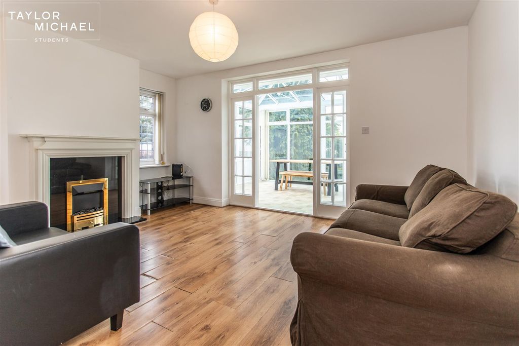 Property photo 1 of 18 Living Room