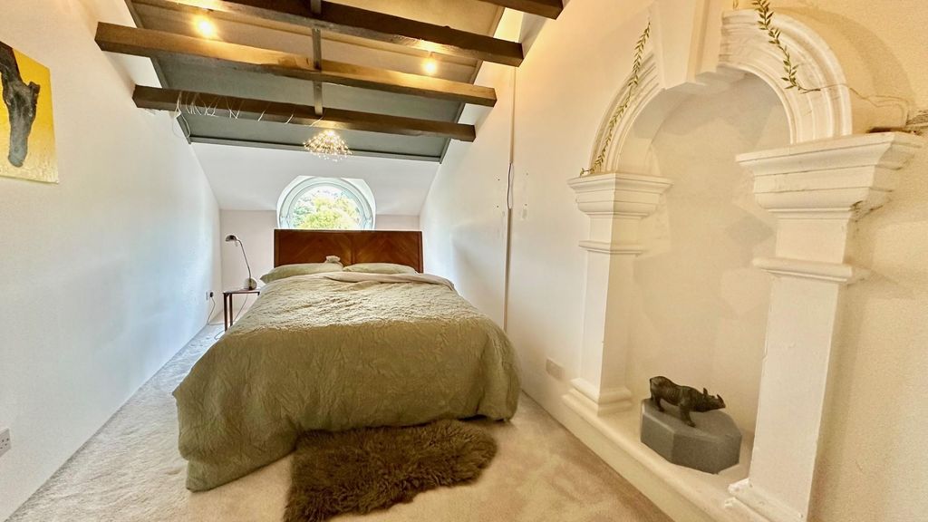 Property photo 2 of 42