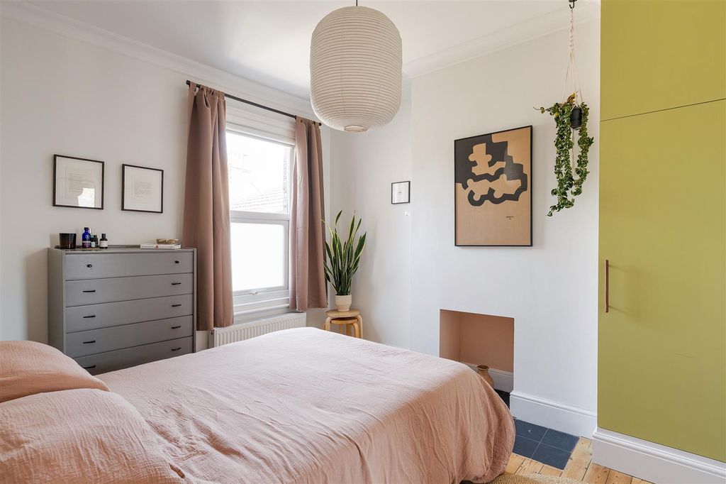 Property photo 2 of 22 Francis Road, E10
