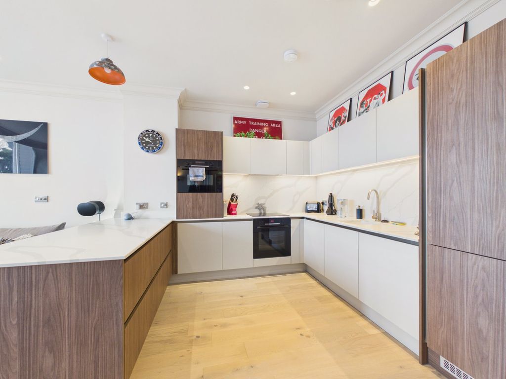 Property photo 3 of 17 Kitchen