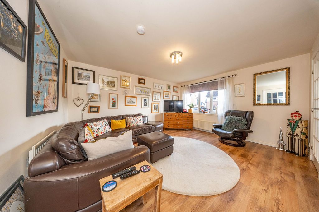 Property photo 2 of 16 Lounge