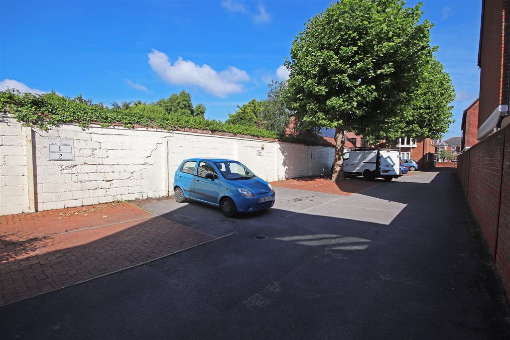 Property photo 3 of 7 Parking.Jpg