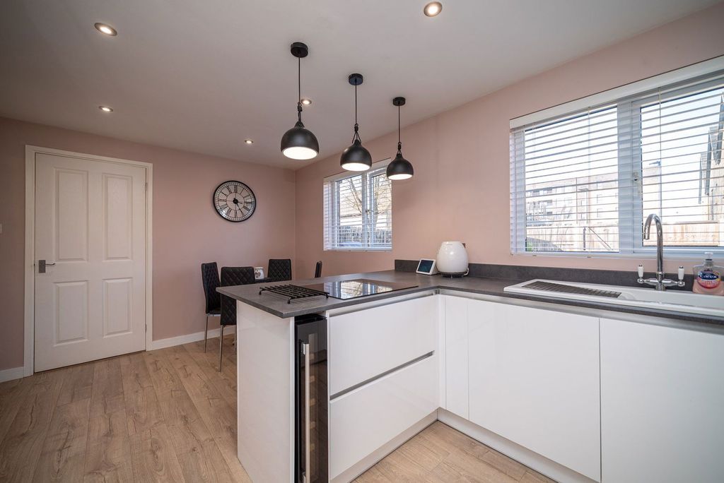 Property photo 2 of 25