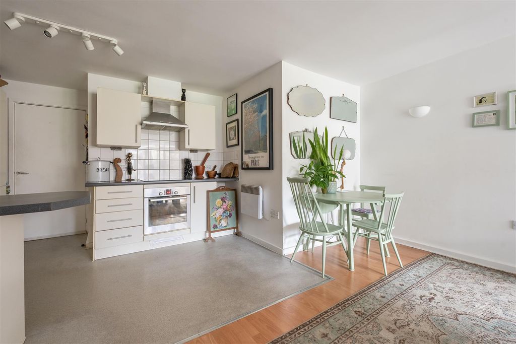 Property photo 3 of 20 Martello Street, E8