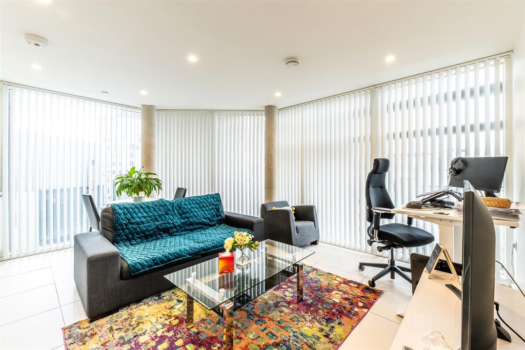 Property photo 2 of 15 T402 Nottingham One 014