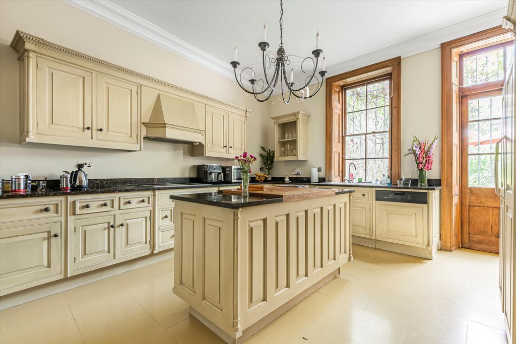 Property photo 2 of 14 Image