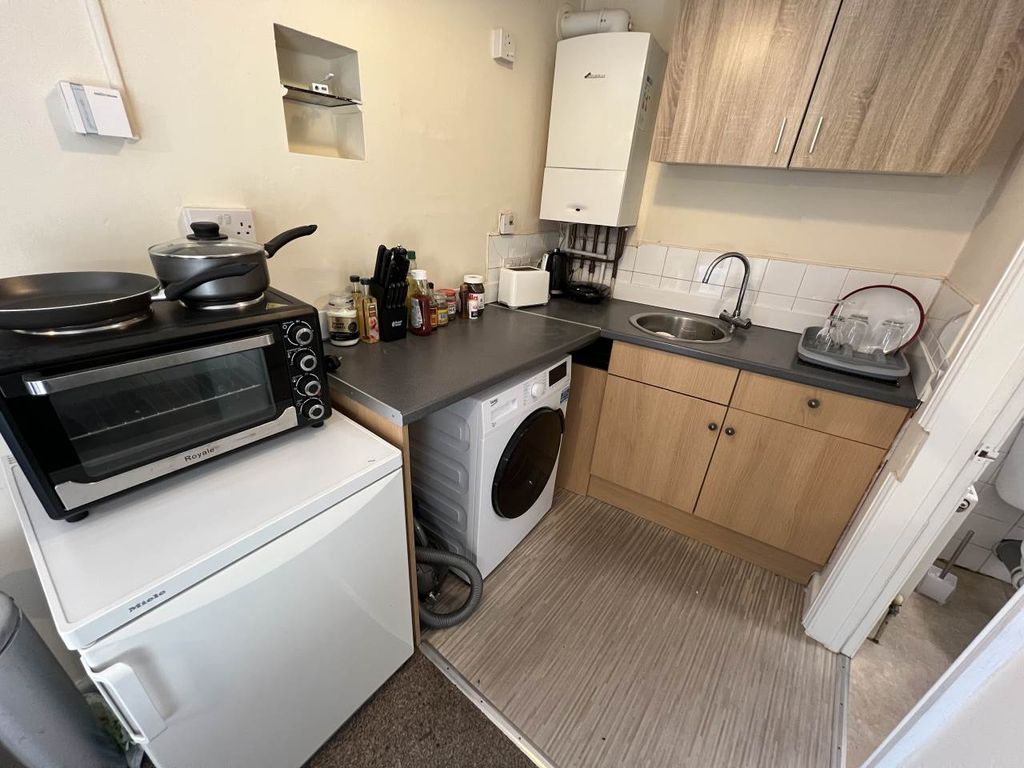 Property photo 2 of 6 Kitchen